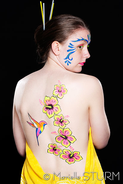 Colibri et Fleurs d'Ibiscus - Body Painting Fluo (sans lumière noire)